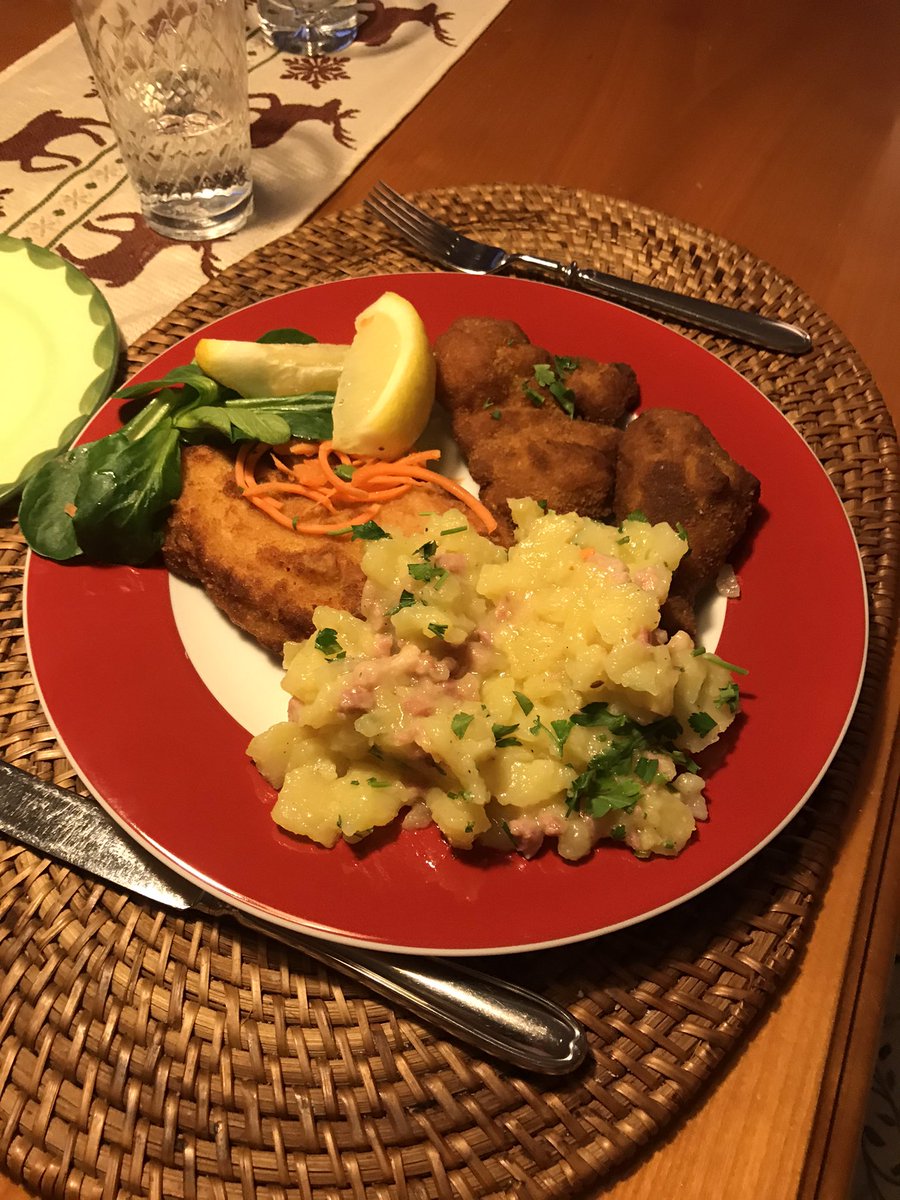 radlmum's tweet photo. #Supportyourlocals #idstein #twoforyou Wiener Backhendl mit lauwarmem Speck-Kartoffelsalat - einfach nur lecker 😋 https://t.co/ZtCRVrQJeI
