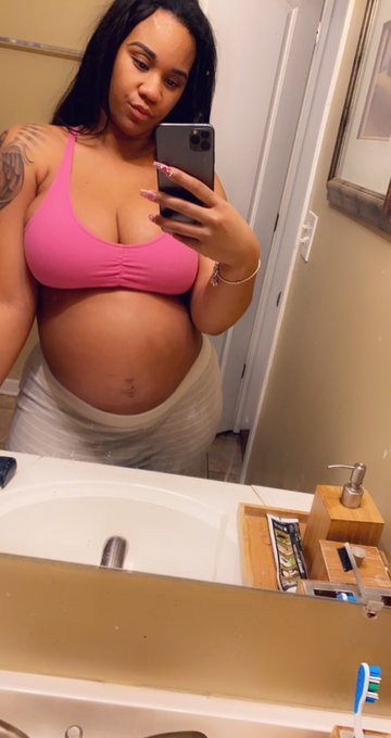 6 months pregnant 🥰😍😘🤰🏽 https://t.co/WpQaTmrkeM<a href="/tag/collegecraze2wild"class="tags"><span>#collegecraze2wild</span></a>
