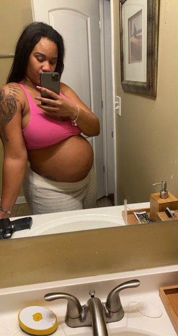 6 months pregnant 🥰😍😘🤰🏽 https://t.co/WpQaTmrkeM<a href="/tag/collegecraze2wild"class="tags"><span>#collegecraze2wild</span></a>