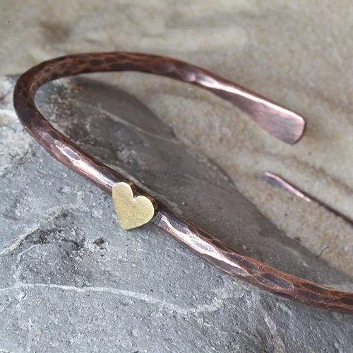 fromtheflameuk's tweet photo. Hi @TheoPaphitis. We sell letterbox friendly copper and enamel jewellery from our workshop in Manchester🐝
All our pieces are reasonably priced,  #handmadewithlove and make gorgeous gifts. We'd love your help to reach more satisfied customers! #shopsmallbusiness 
 #SBS https://t.co/ZsiJsJ4Fu0