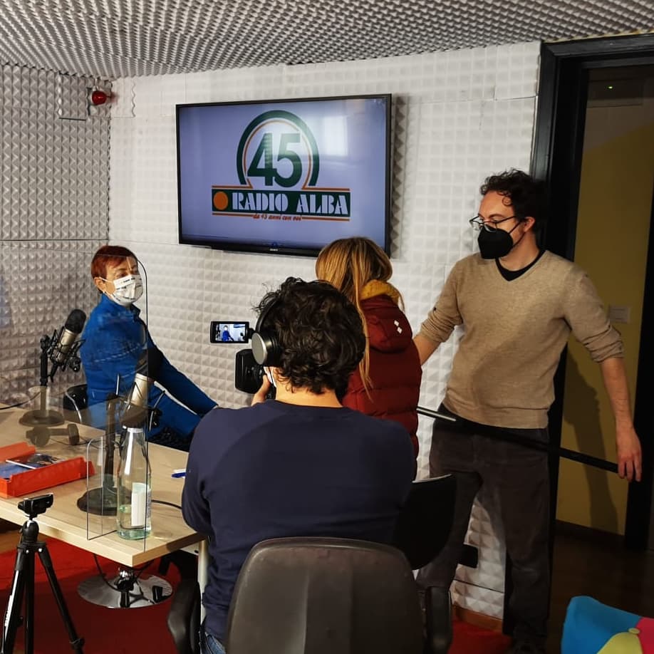 radioalbalive's tweet photo. PRESTO AL TGR
📸Ecco il backstage del servizio dedicato ai 45 anni di Radio Alba, realizzato questa mattina dagli amici del @TgrPiemonte. Grazie a tutta la squadra del TgR!
#televisione #backstage #gallery #tgr #piemonte #45anni #buoncompleanno #radio #radioalba #radioalba45 https://t.co/qIQflhA7mC