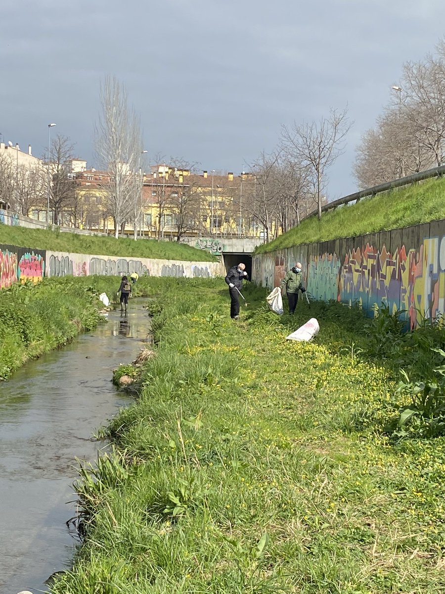 bacteriaboada's tweet photo. Aquest matí la @BrigadaSalabret i els @pickupplastics hem netejat el riu Güell a Girona
Hem trobat de tot i més que ja no irà a parar a mar.

This morning the @BrigadaSalabret and @pickupplastics have been cleaning up the Güell river in Girona. https://t.co/lTLljtnyZy