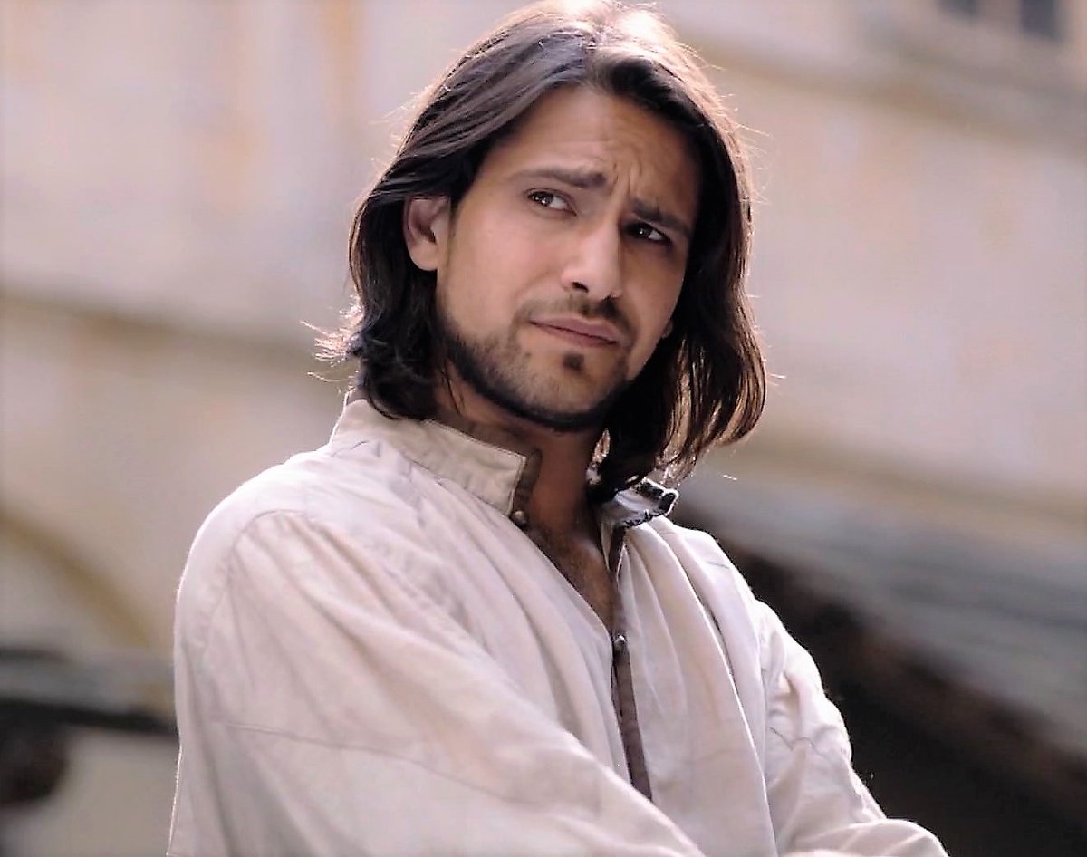 HespShirley's tweet photo. #Favourite S3 #DArtagnan The hair, the shirt &amp; the frown 😍#LukePasqualino 
#TheMusketeeers #FebWord challenge https://t.co/mz0oaqu3Lz