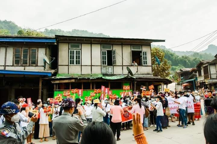 JawTuHkawng's tweet photo. Gen-Z in #Chipwe township (a very northern most of #Kachin) peacefully protest against military dictatorship - February 28, 2021.
#WhatsHappeningInMyanmar
#militarycoupinMyanmar
#SpringRevolutionMyanmar
#PoliceBrutality
Pics: @The74Media2019 https://t.co/8OAWtpfjsN