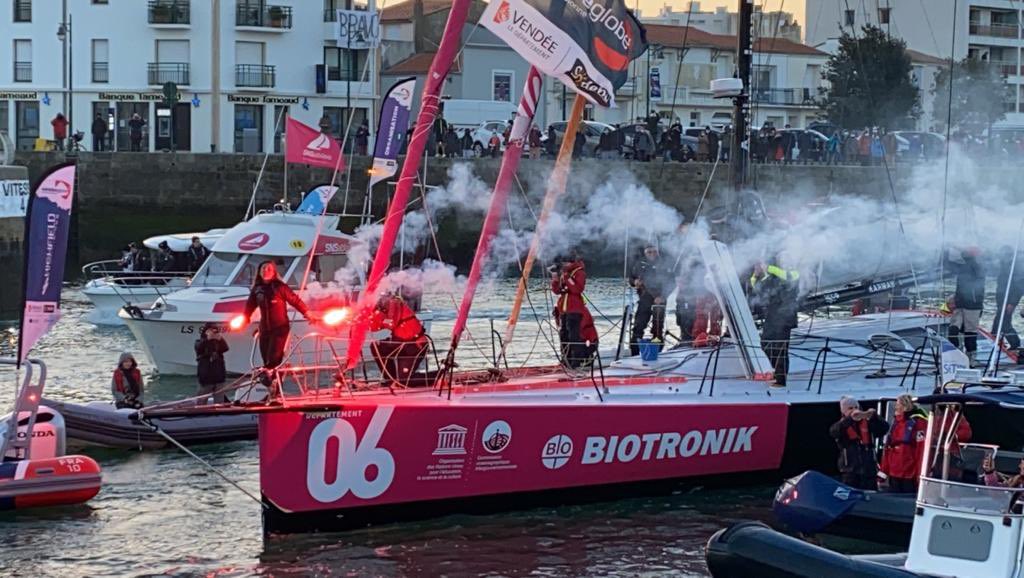 Univ_CotedAzur's tweet image. Nous célébrons avec beaucoup de fierté l’arrivée d’ @Alexia_Barrier la skippeuse soutenue par Université Côte d’Azur qui boucle aujourd’hui avec succès son Vendée Globe. Fierté, émotion, joie.. Alexia on te souhaite un beau retour parmi les tiens ! 😘😘 @VendeeGlobe