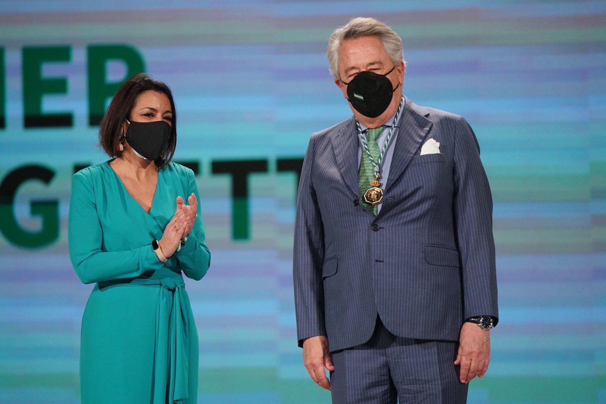 🎖💚 De todas las Medallas de #Andalucía de este #28F, hay dos por las que me he alegrado mucho. Son para dos personas con las que he compartido muchas horas de teléfono, y que nos han ayudado a buscar soluciones a esta crisis. Enhorabuena, <a href="/lorenzoamor_ata/">Lorenzo Amor</a> y Javier Targhetta 👏🏼