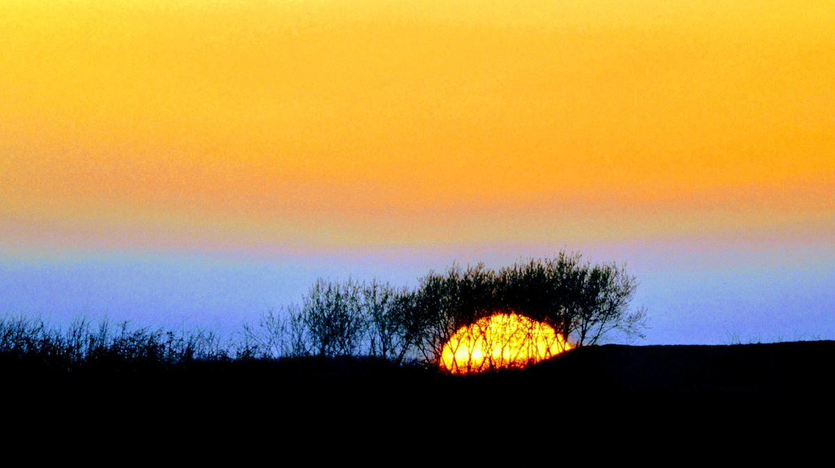 snackshackcafe's tweet photo. And another lovely day comes to an end as the sun goes down behind the Lincolnshire Wolds https://t.co/7ZieI6h4TI