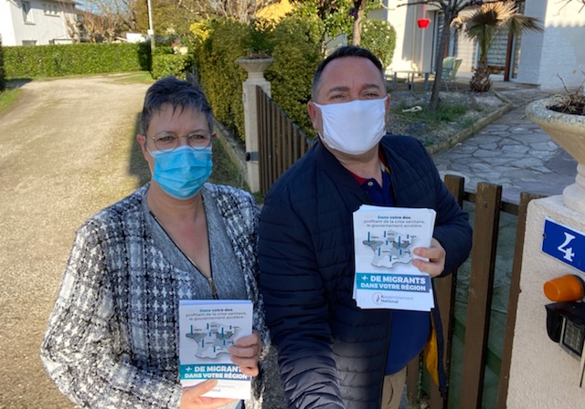 thierryviallon's tweet photo. Ce week-end, le #RN82 faisait du boitage sur l'ensemble du #TarnetGaronne, comme à #Lafrançaise, #BeaumontDeLomagne, #Réalville, #Albias... pour dénoncer la répartition des migrants en#Occitanie. https://t.co/f8qnjXRmrl