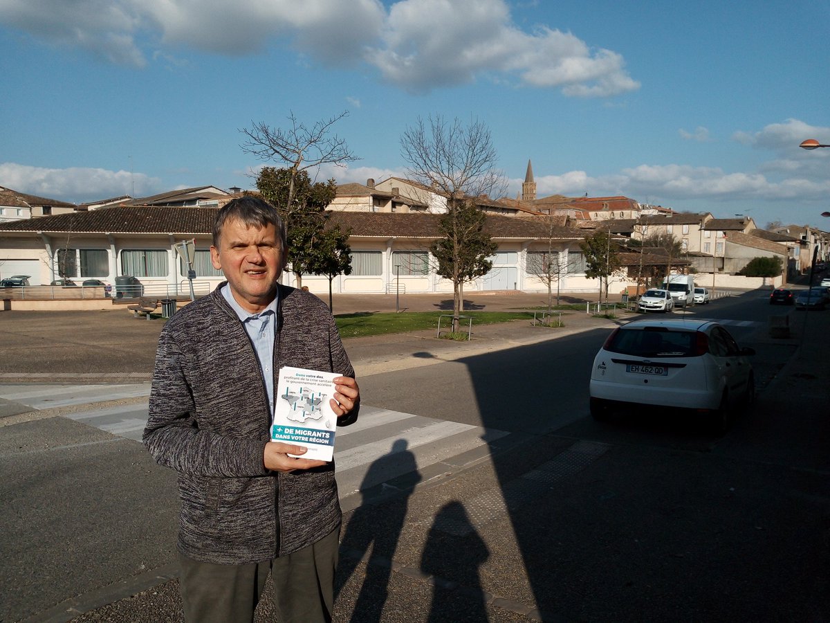 thierryviallon's tweet photo. Ce week-end, le #RN82 faisait du boitage sur l'ensemble du #TarnetGaronne, comme à #Lafrançaise, #BeaumontDeLomagne, #Réalville, #Albias... pour dénoncer la répartition des migrants en#Occitanie. https://t.co/f8qnjXRmrl