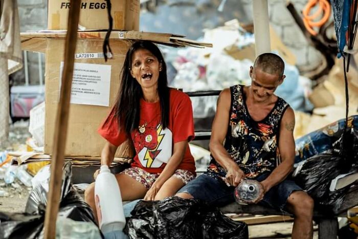 ภาพพรีเวดดิ้งของบ่าวสาวคู่หนึ่งในฟิลิปปินส์...ที่หลายคนสังเกตุเห็นว่าสถานที่ถ่ายภาพคือข้างถนน ไม่ได้เลือกทำเลนี้เพราะเหตุผลทางศิลปะ..แต่เพราะว่าจริงๆแล้วนี่คือบ้านของคนคู่นี้

คนไร้บ้านที่อยู่กินด้วยความรักนานถึง24ปี ในที่สุดก็ได้สวมชุดแต่งงานและมีงานแต่งที่ไม่เคยคิดว่าจะมีโอกาส