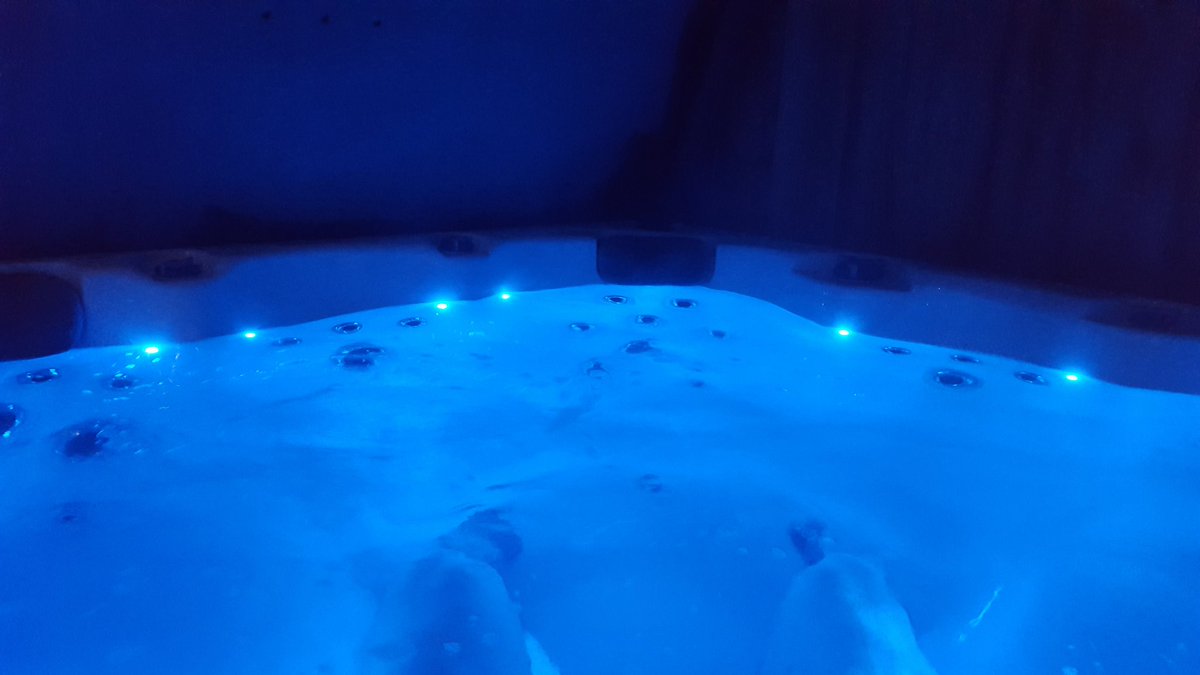 Wat heerlijk om even te ontspannen in onze jacuzzi. En er bij een lekker zwoel muziekje uit de boxen. Optimaal genieten.

En kunnen elk gewenste kleur de jacuzzi mee voorzien. Maar rood is wel onze favoriet.