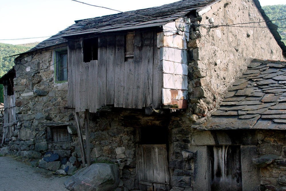 La vivienda en Sanabria (Zamora) Breve e interesante artículo <a href="/conocesanabria/">Descubre Sanabria</a> con texto e imágenes en su página web > descubresanabria.com/blog/la-vivien…