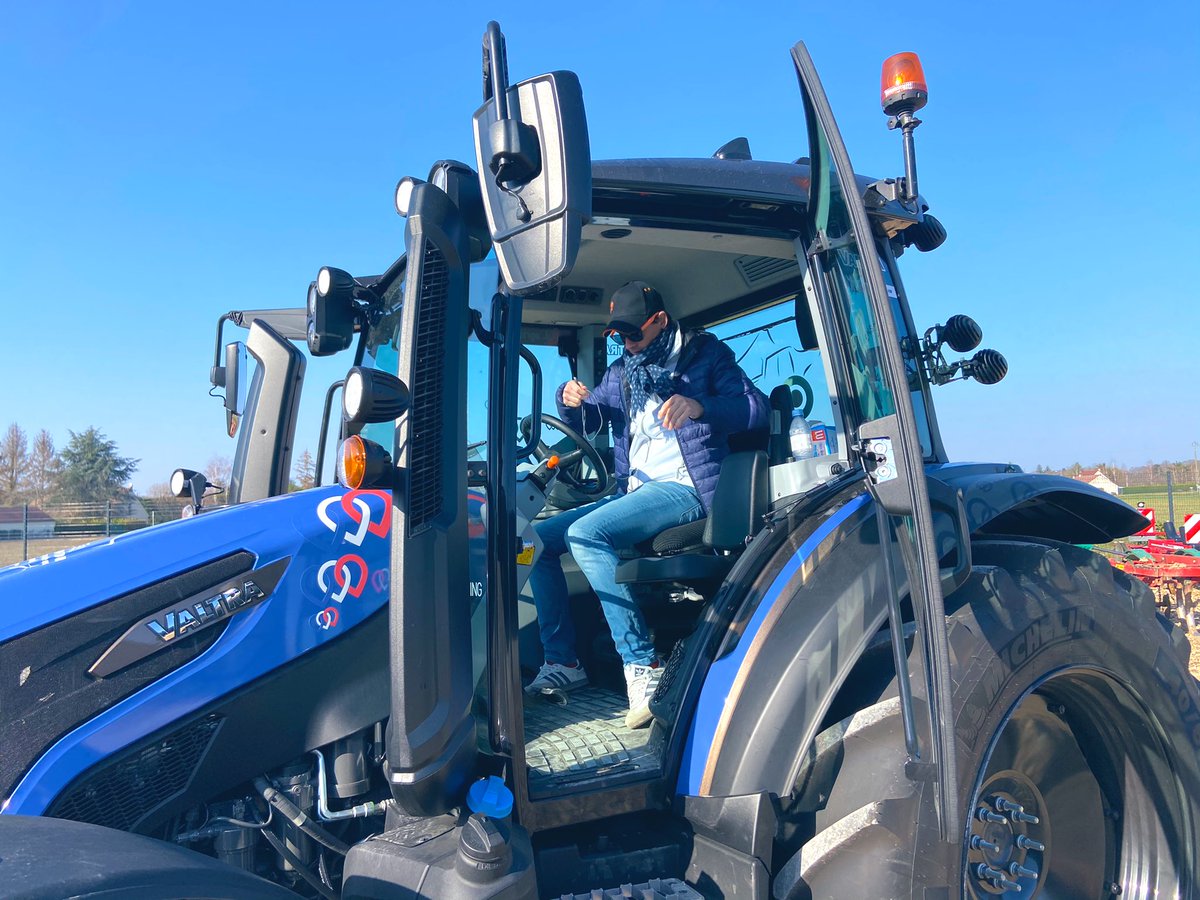 Deux jours très sympa avec <a href="/Co_Farming/">#CoFarming</a>, @agriculteuraujo pour ce départ du Tour de France en tracteur ! 

Un arrêt à la <a href="/CUMAFrance/">Réseau cuma</a> du Ronceau ! 

Bonne route pour la suite ! 

@LacombeMlanie2 <a href="/Jbvervy/">Jean-Baptiste Vervy</a> <a href="/Veaulin1/">Veaulin Brice 🚜🌾🌻🌽</a> <a href="/GanzinHenri/">Ganzin  Henri</a>