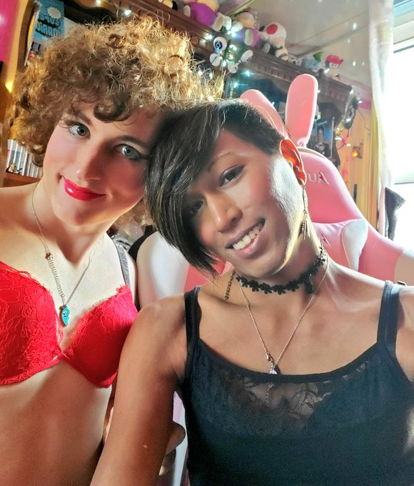 Sexy lil skanks eager to fuck each other's brains out ???
@tvbunni @KymmyHarper 
#tiasgirls #femboy #sissy