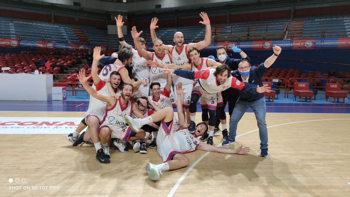 VITTORIAAAA!!🔥🔥🔥

Viking Montecatini 98-89 Castelfiorentino

#tuttINSIEMEmontecatini | #ForzaViking