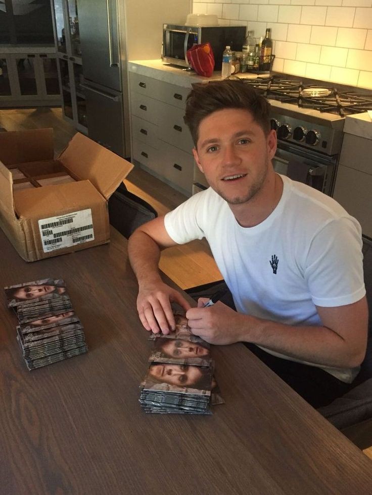 mah_h28's tweet photo. autograph days 📝
#StreamFlicker https://t.co/c4DwKTKRF1
