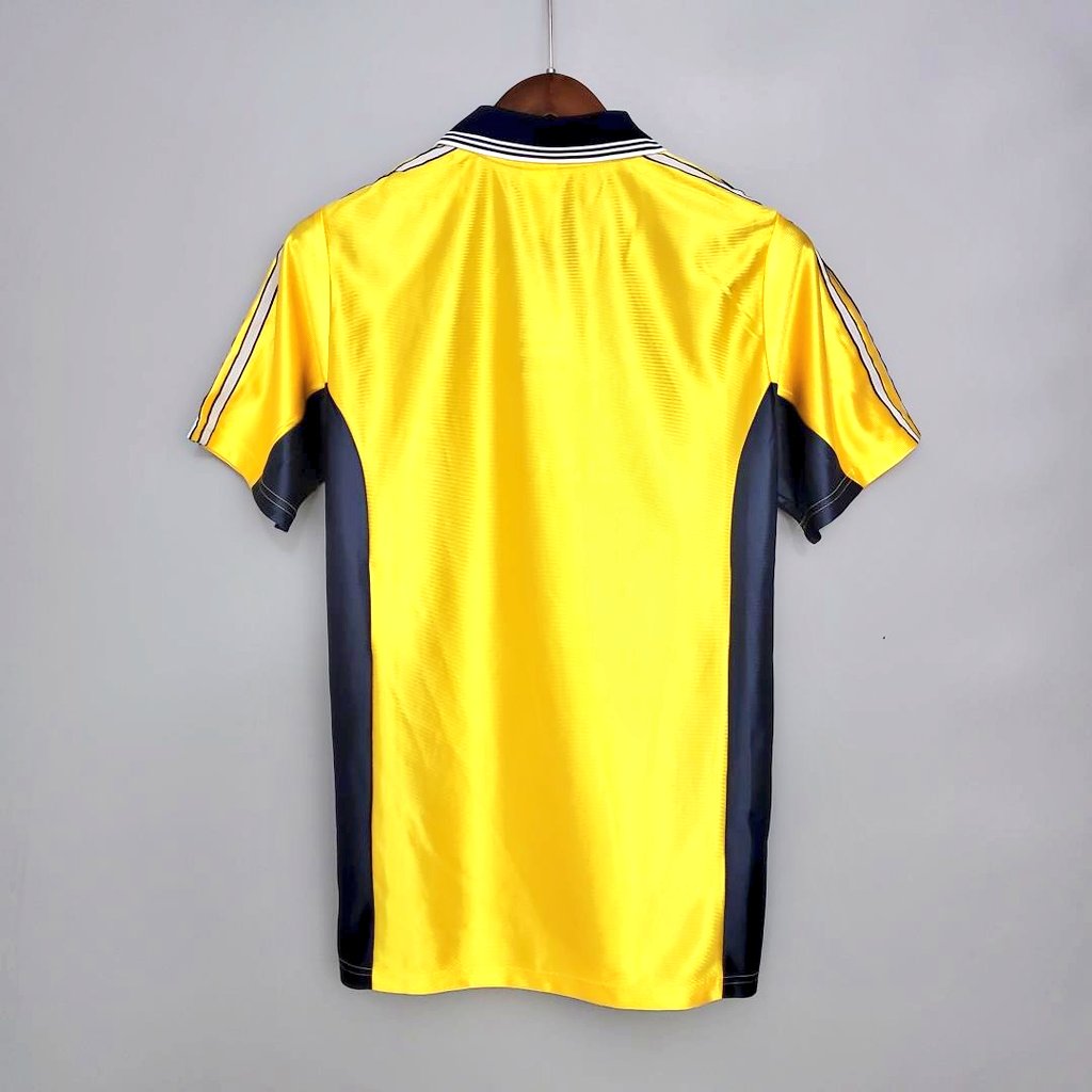 🔵⚪ Pour fêter les 11k, petit concours pour vous remercier ! 

RT + Fav pour gagner le maillot or des 100 ans de l'OM. #OMOL 

Merci à @MaillotFactory4 ! #TeamOM