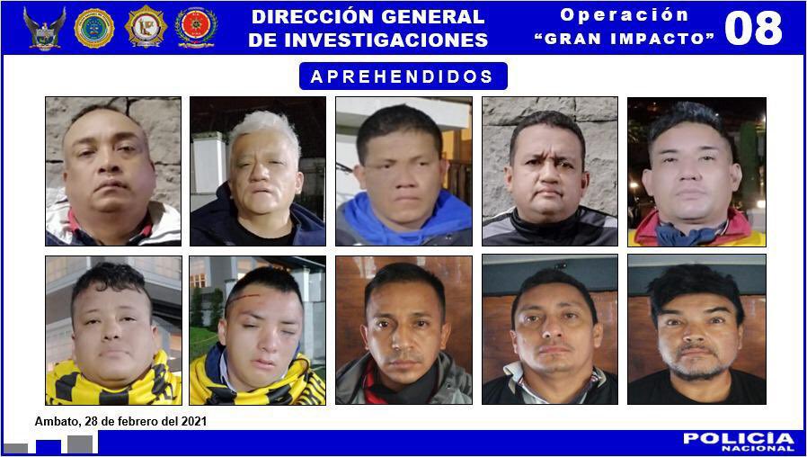 ABCDeportivoEc's tweet photo. 📍En Ambato, @PoliciaEcuador desarticuló la banda 'El Cartel'. Hubo 20 detenidos, 14 con antecedentes. Incautó:
▪️12 armas, municiones
▪️3 vehículos
▪️1.280 dólares
▪️2 inhibidores de señal
▪️ 24 celulares
▪️ Joyas
▪️ Pasamontañas, patas de cabra, entre otros.

#StereoFiesta https://t.co/Dpew6wZNfg