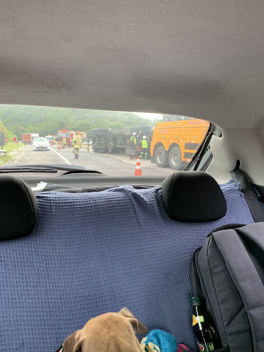 pamelaholiveira's tweet photo. Carreta tombada no fim da Via Lagos, sentido Região dos Lagos (saída para Araruama/Cabo Frio). Pistas nos dois sentidos com fluxo parcial. @LeiSecaRJ @CCRViaLagos #vialagos #acidente #transito https://t.co/ZqGMLNZvXS