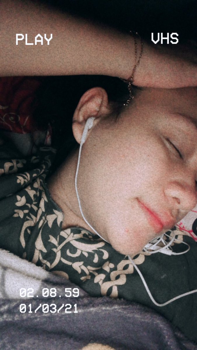 PamelaAnggrayn2's tweet photo. Dengerin lagu jam segini udah paling oke 🎧🎧 https://t.co/Zd0foMF92G
