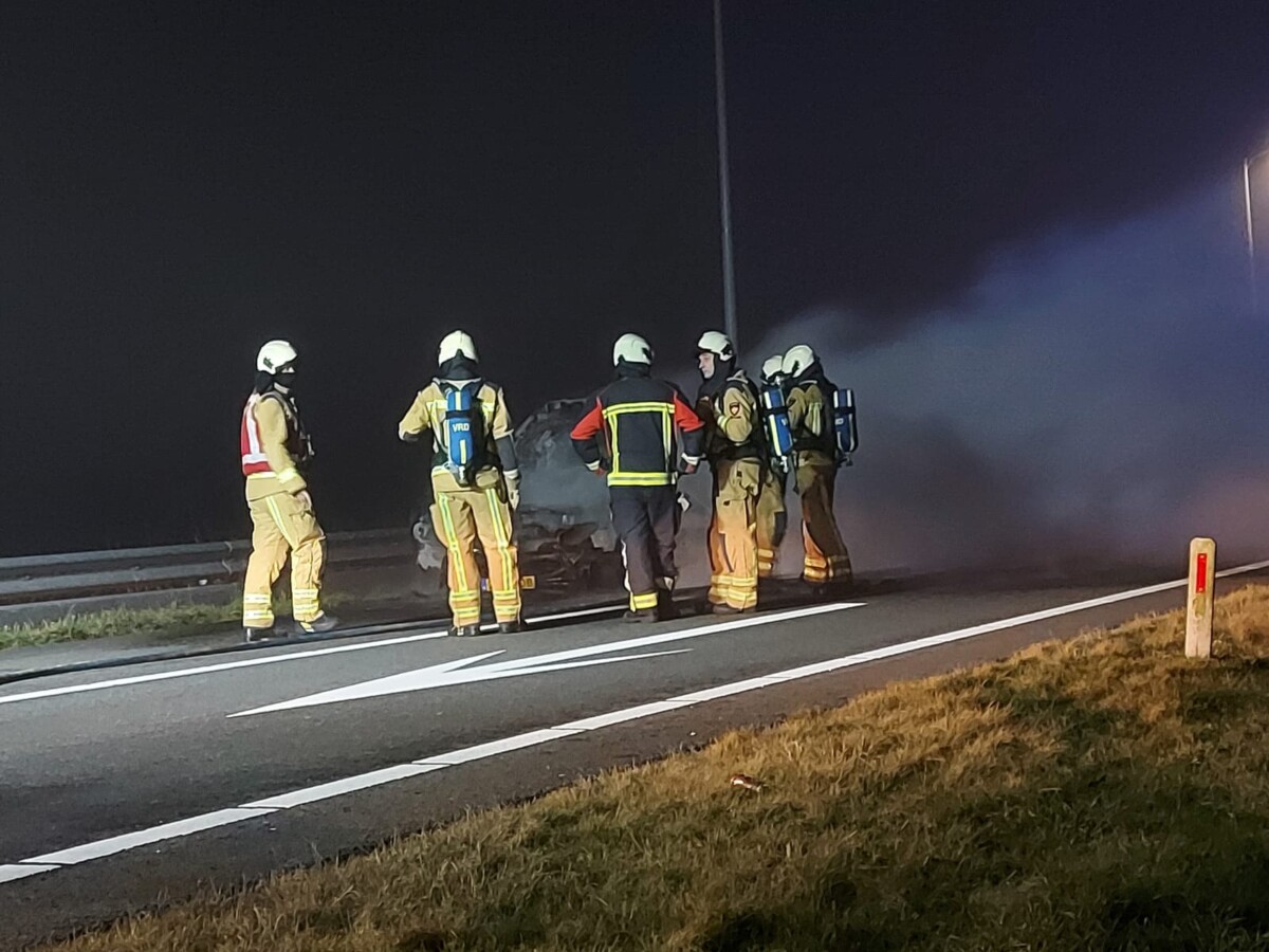 Brandweer Assen blust in brand gevlogen auto - #Drenthe -..
