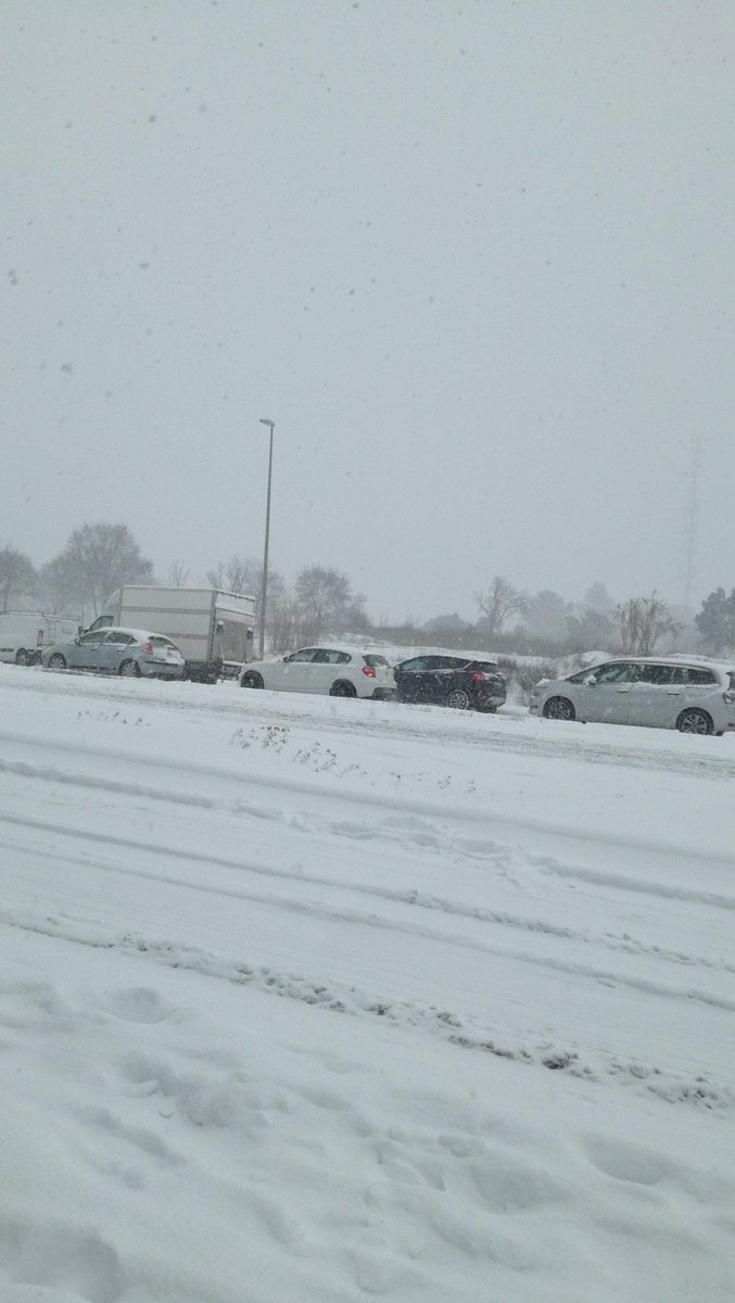 maxime_mchd's tweet photo. Le 28 février 2018 à Montpellier, la neige 🌨  (20 à 30 cm) paralyse la ville et un parfum de bonheur règne comme aucun autre jour. Un beau souvenir dans cette ville où il est si rare de voir l'or Blanc. #Montpellier #28fevrier #neige https://t.co/Ln8A533PlJ