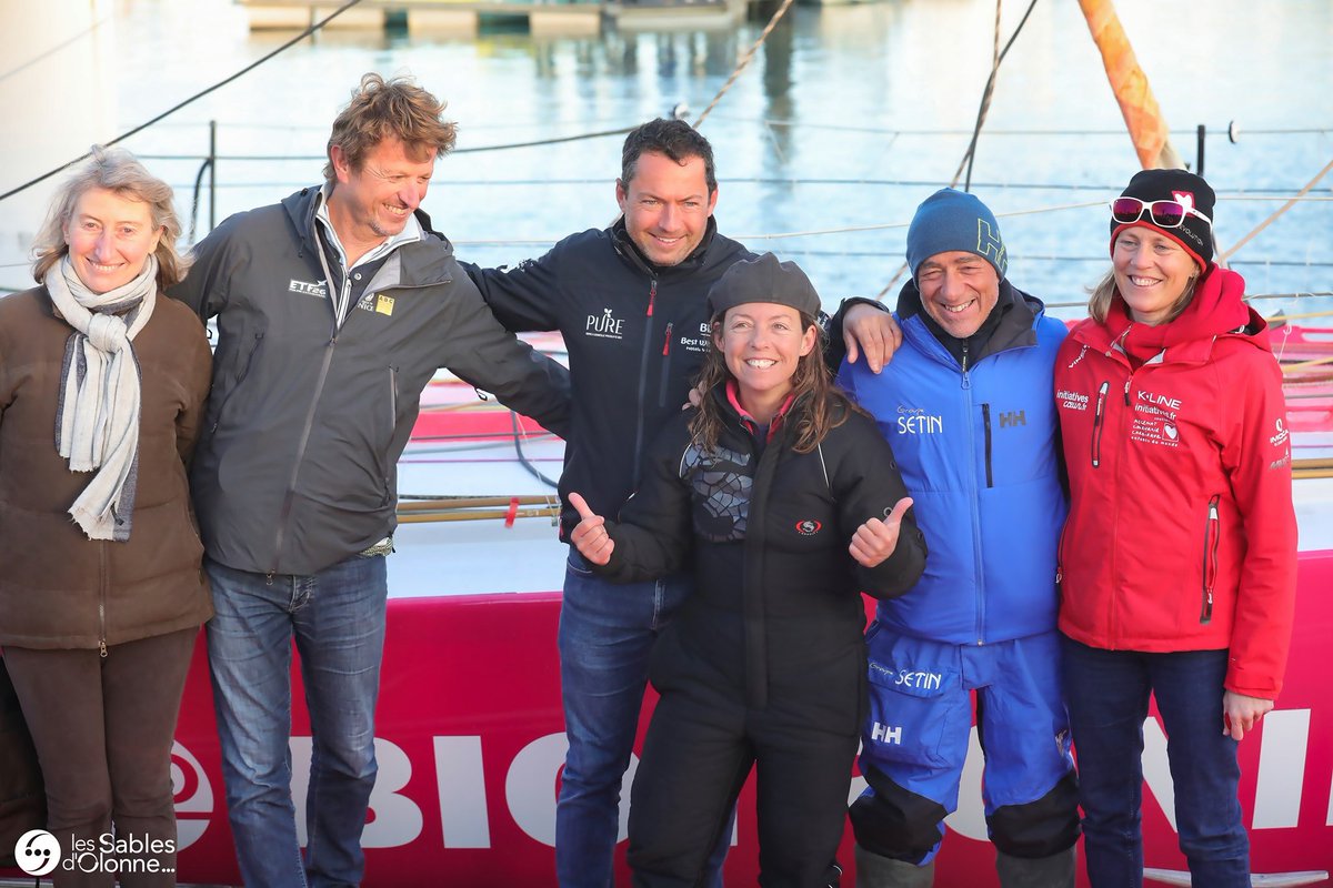 VilleDesSables's tweet image. Le 8/11/2020 @Alexia_Barrier est partie avec le plus vieux #bateau de la flotte. Ce matin elle est arrivée @VilleDesSables. La championne termine son @VendeeGlobe au courage après sa chute il y a quelques jours 👍. @JeanPierre_Dick @samanthadavies #VG2020