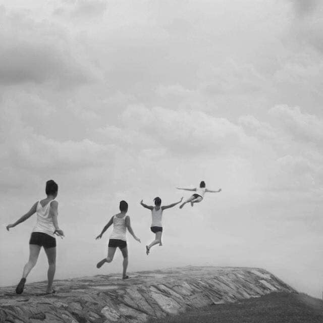 "Escribir es una forma de terapia. A veces me pregunto cómo se las arreglan los que no escriben, los que no componen música o pintan, para escapar de la locura, de la melancolía, del terror pánico inherente a la condición humana".
Graham Greene