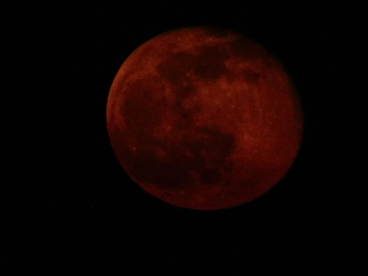 jonmitchell15's tweet photo. @metoffice Moon over Huddersfield https://t.co/t8EL3MxGFu