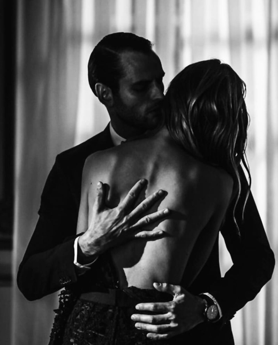 обнимает девушку сзади. сильная страсть. доминировать в отношениях. поцелуй мужчины и женщины. красивые и страстные.