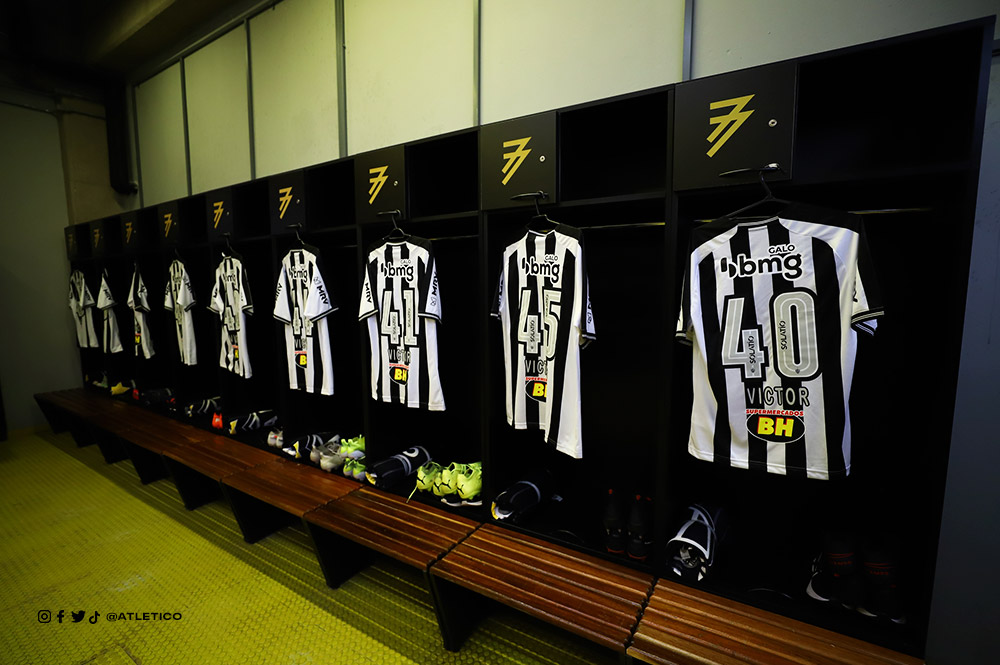Atletico's tweet photo. 📸 Manto mais que preparado no vestiário do @Mineirao! 

Hoje, com direito a homenagem ao goleiro @victor1: todos os atletas jogarão com o nome do ídolo alvinegro estampado nas costas da camisa! 

Vamos, #Galo! 😇 #ObrigadoSãoVictor #Grat1dão  🏴🏳️ https://t.co/WUHXTYdKXQ
