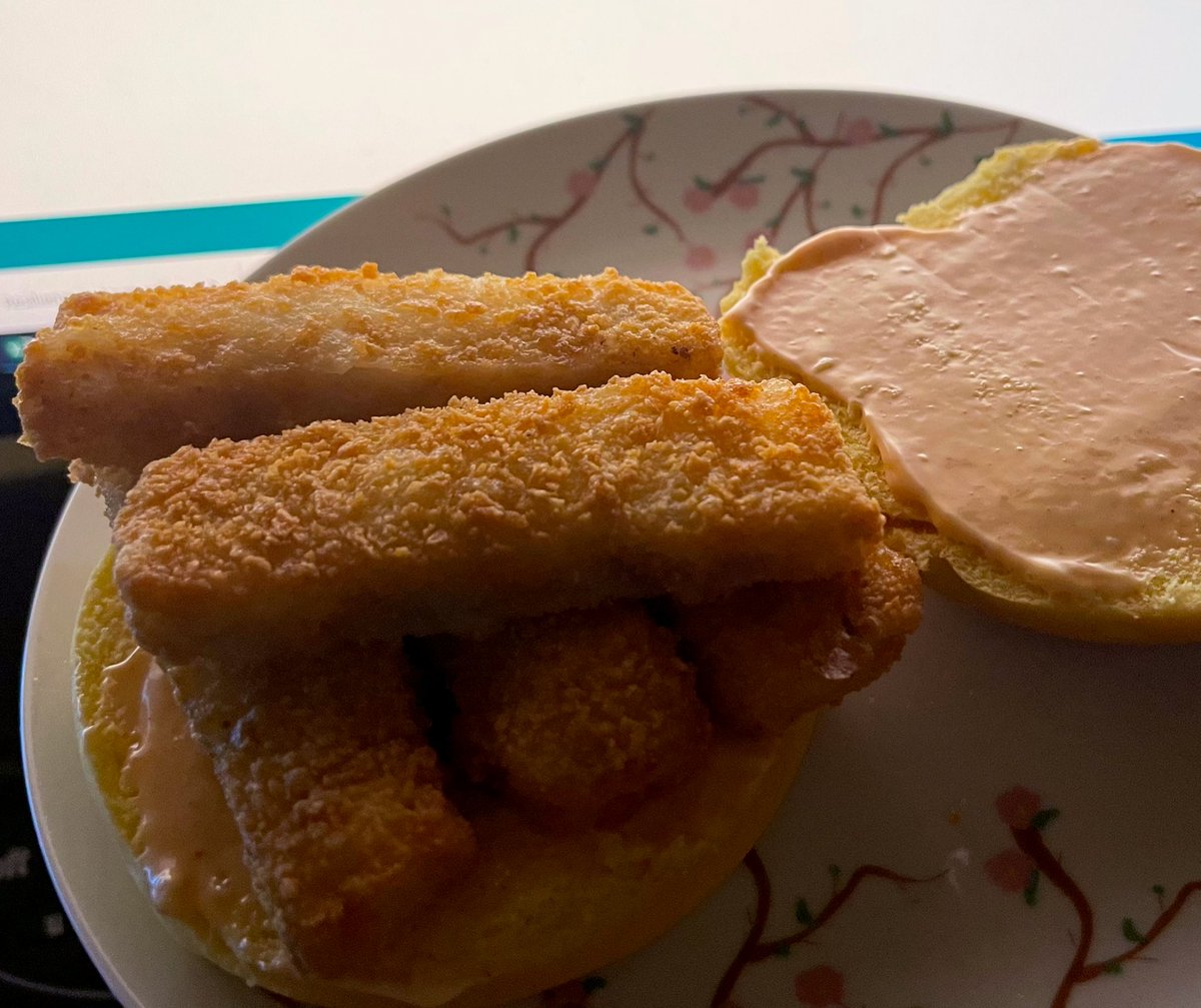 #GlutenFree <a href="/BirdsEye/">Birds Eye</a> fish fingers, <a href="/tesco/">Tesco</a> #FreeFrom brioche bun and #GF <a href="/NandosUK/">Nando's</a> Perinaise 👌