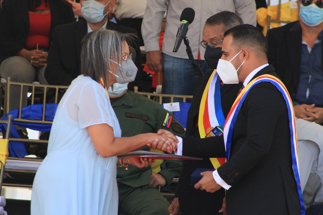 cneesvzla's tweet photo. Con motivo de la celebración del 260º aniversario del natalicio de José María España y Día del Estado La Guaira, se realizó un colorido desfile cívico militar, en el que la Pdta del @ve_cne, Indira Alfonzo, recibió la Orden José María España en su primera clase @Gob_Vargas. https://t.co/oJde7gMkPN