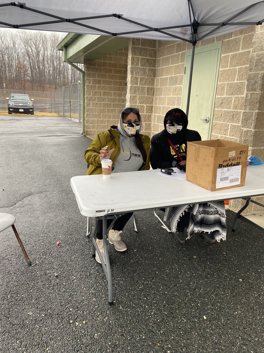 FreedomHS_PWCS's tweet photo. Varsity Football in the Cold Rain. Dedication!! Thank you to Ms Yvette Redfern Ms Sharon Holifield and Ms Shekara Alvarado, Parent Volunteers! Go EAGLES!!!! https://t.co/tRtEQjVrvw