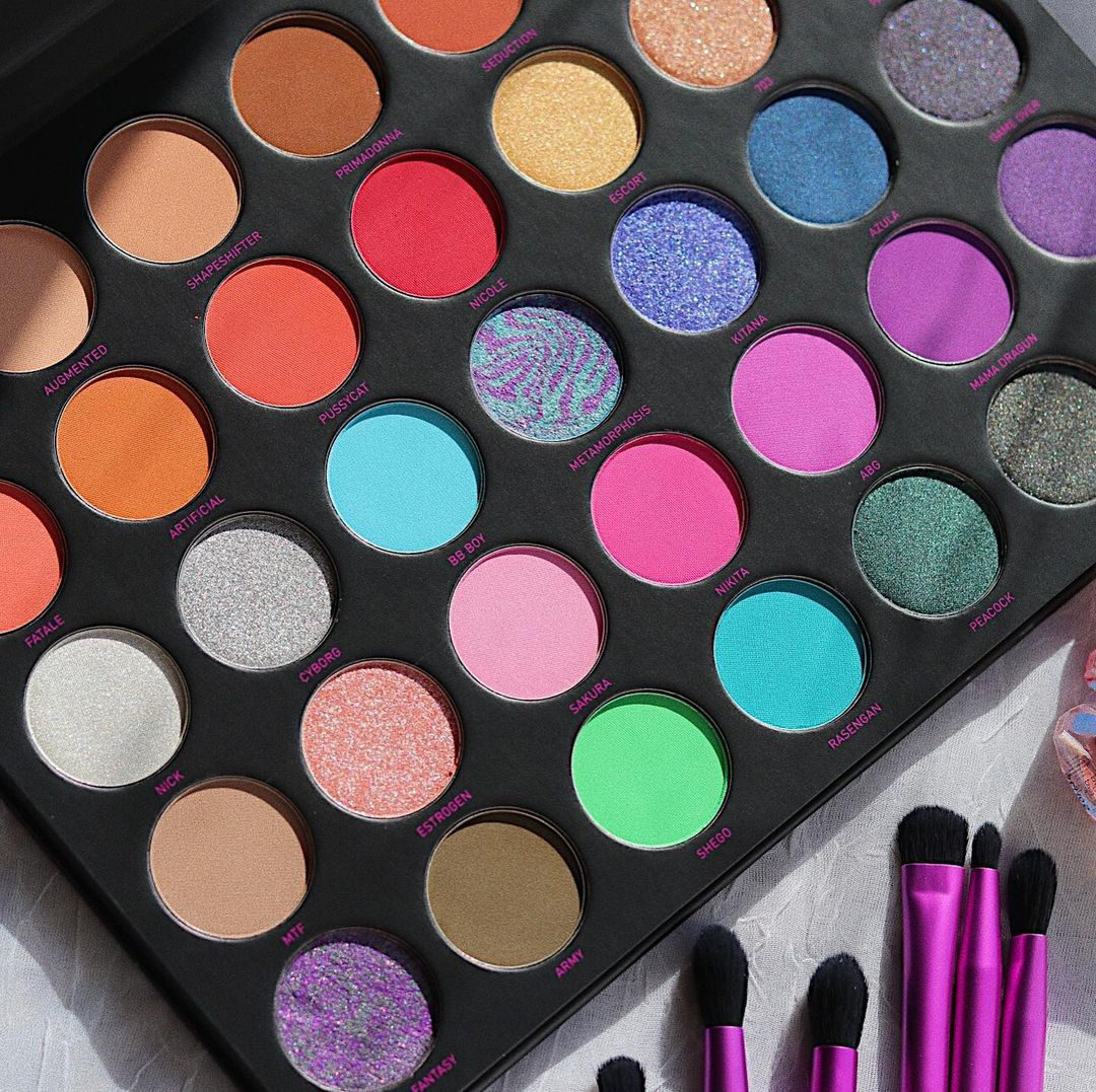 MorpheBrushes's tweet photo. ⚠️Warning⚠️ looking at the Morphe x @NikitaDragun Palette will help you unleash the Dragun

📸 Marta (IG:martaskollection) #MorphexNikita https://t.co/OHAt5p2FPE