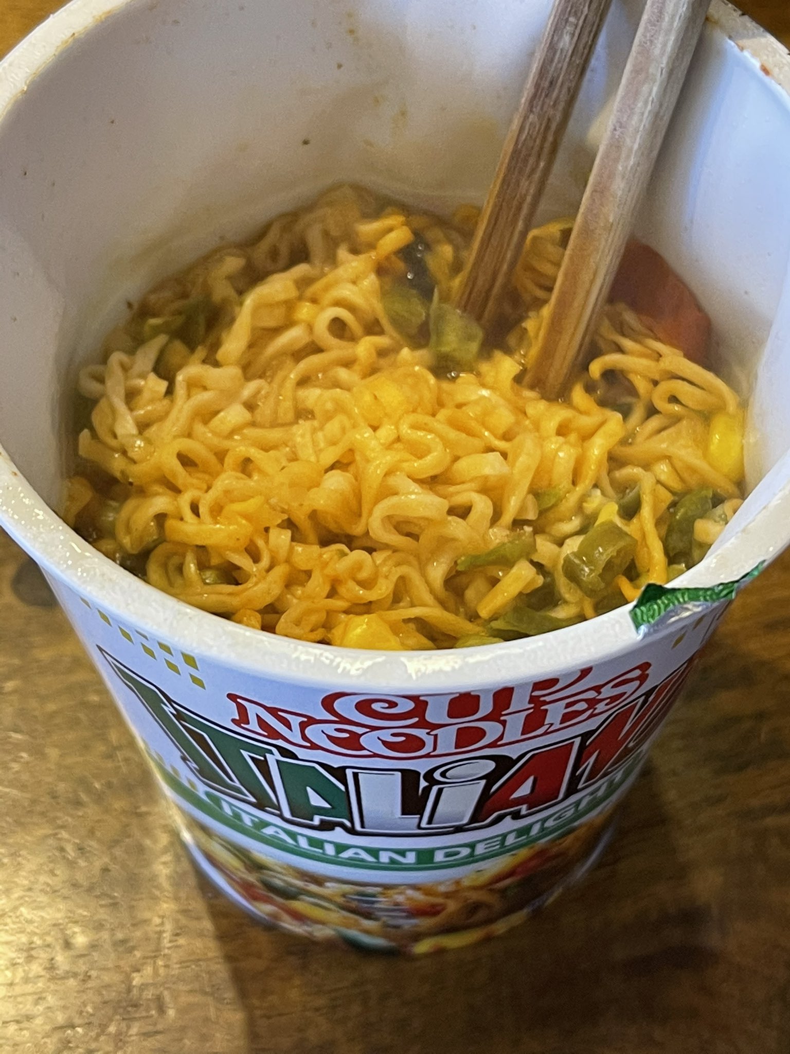 Inuro 出来上がった 案の定スープはほとんどない 安いピザトーストと粉チーズ の匂いがする 麺を噛み締めるとそのまんまカップヌードルの味だ なぜか結構辛い インドだから ペペロンチーノの辛さではない とにかく安いチーズ臭が鼻に付くので これが