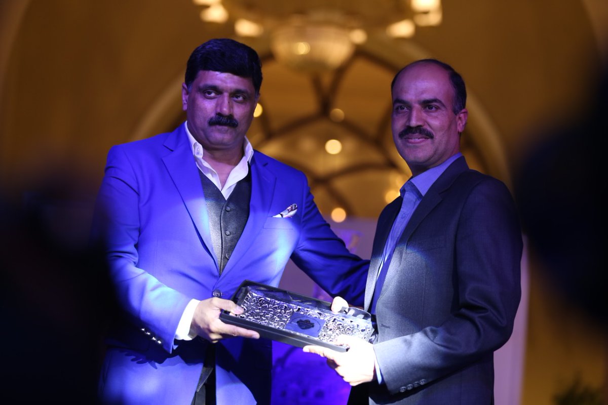 blnSquashLeague's tweet photo. A very dedicated and supportive man Mr.Taj Mengal while receiving his souvenir from Chief Guest of ceremony🤩🤩🤟🏻🤟🏻
#BISL42021 
#BISLKaShashka 🤟🏻🤟🏻 https://t.co/J8YIE8QxOE