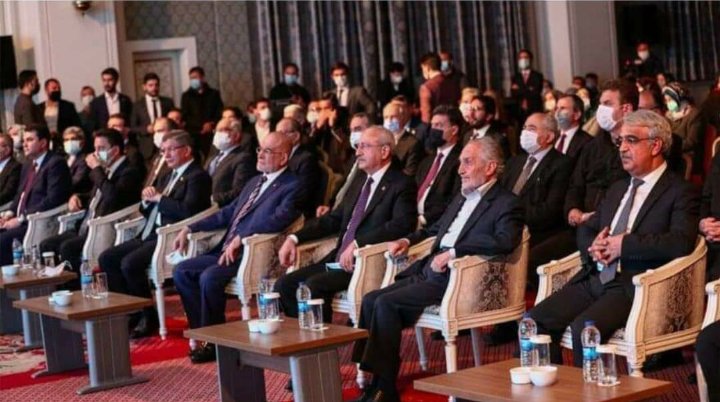 Semamarasli's tweet photo. Gerçekten bir salgın olsaydı siyasetin önde gelenleri böyle maskesiz otururlar mıydı?

Onlar canını herkesten daha çok düşünür.

Maske takmıyorlar çünkü çoğunluğun bilmediği gerçekleri biliyorlar. 

Sen de UYAN!

"KademeliBATTIK AcilNORMAL" https://t.co/d757kzMULd
