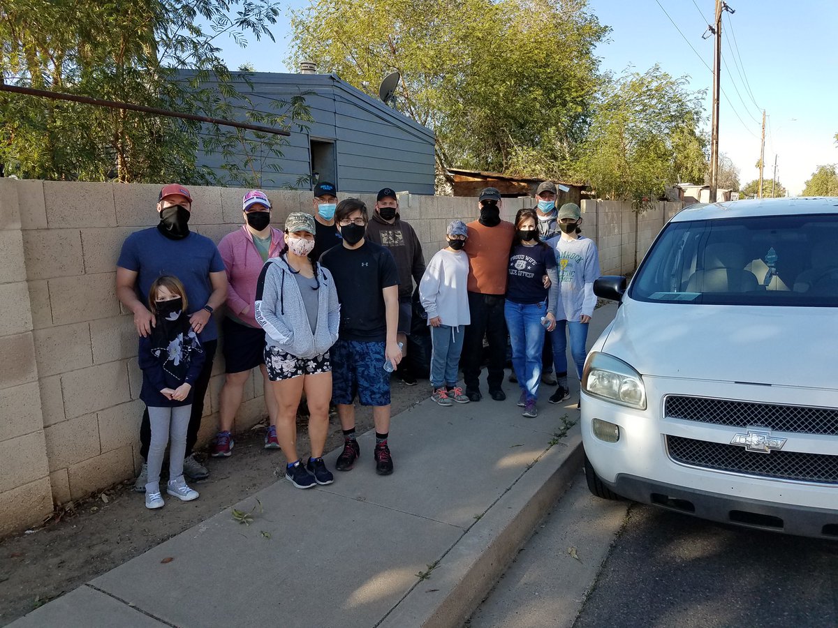 Yesterday, a group of Phoenix Police employees and their families volunteered to help clean up some graffiti in a west valley neighborhood.
 
#CommunityMatters
#TogetherWeServe #ppd #phoenixpolice