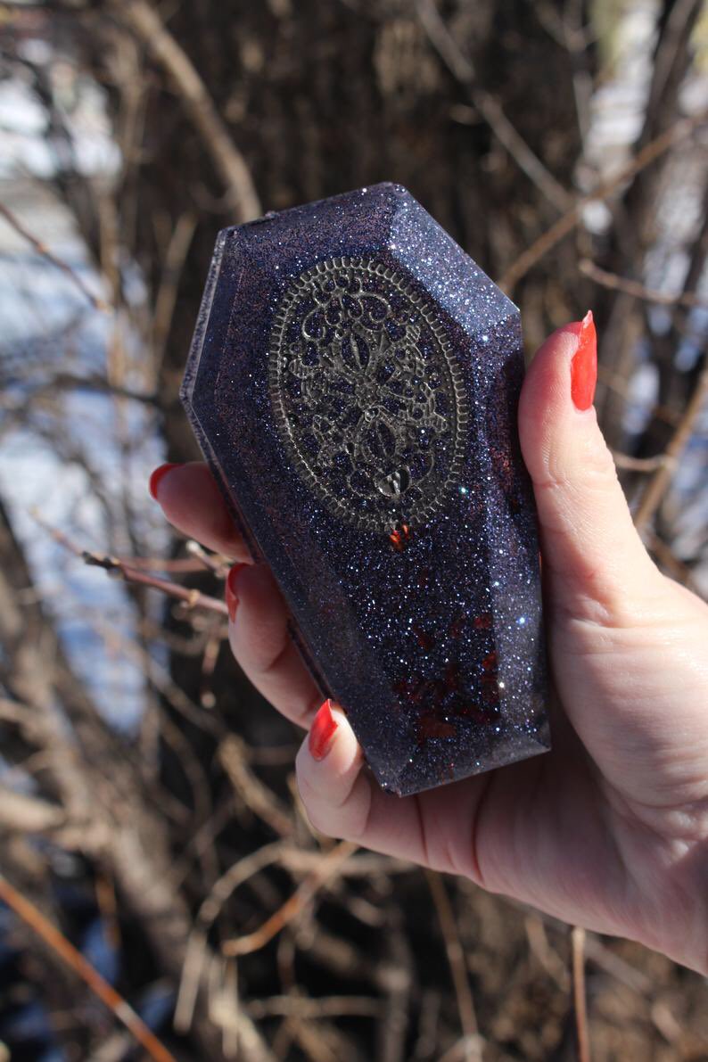 WeepyLuna's tweet photo. Just completed this bad boy and plopped it on the Etsy ✨
https://t.co/2blaIJvqYh
#resinart #coffin #coffinbox #coffincase #casket #casketcase #artist #artistsontwitter #art #etsy #smallbusiness #artwork https://t.co/Oi3El9onWO