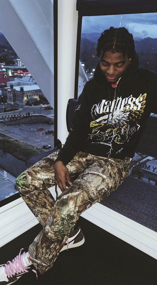 houser_tre's tweet photo. Know I’m goin up, go get a ladder for me🍾 #21 https://t.co/1Ok2GcUY9H