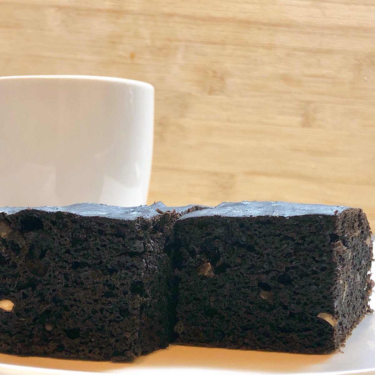 O Xrhsths ほそかわゆき Sto Twitter 食べるものはできるだけ手作りのものに切り替えよう ということで 今日のおやつを炊飯器で作ってみました 米粉と純ココア はちみつ あと少しだけオレンジピールとナッツを入れて 仕事していると夕方にいつもお腹が空くので