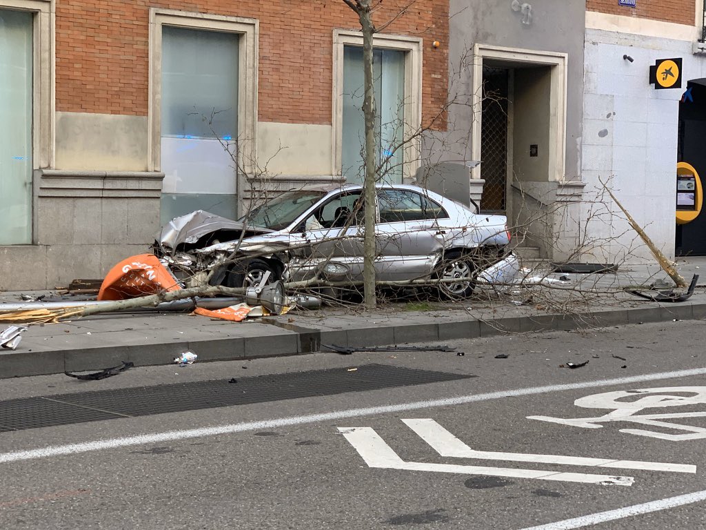 cep_cepolicia's tweet photo. 🚓 La fuga de cuatro jóvenes, tres de ellos menores de edad, en un coche desde Valdebernardo hasta la calle Serrano, en Madrid, ha acabado con 4 compañeros heridos, dos de ellos del GOR de Puente de Vallecas. Pronta recuperación para todos ellos 💪🏻. #orgulloGOR #GORPuente https://t.co/gjg7nb69iR