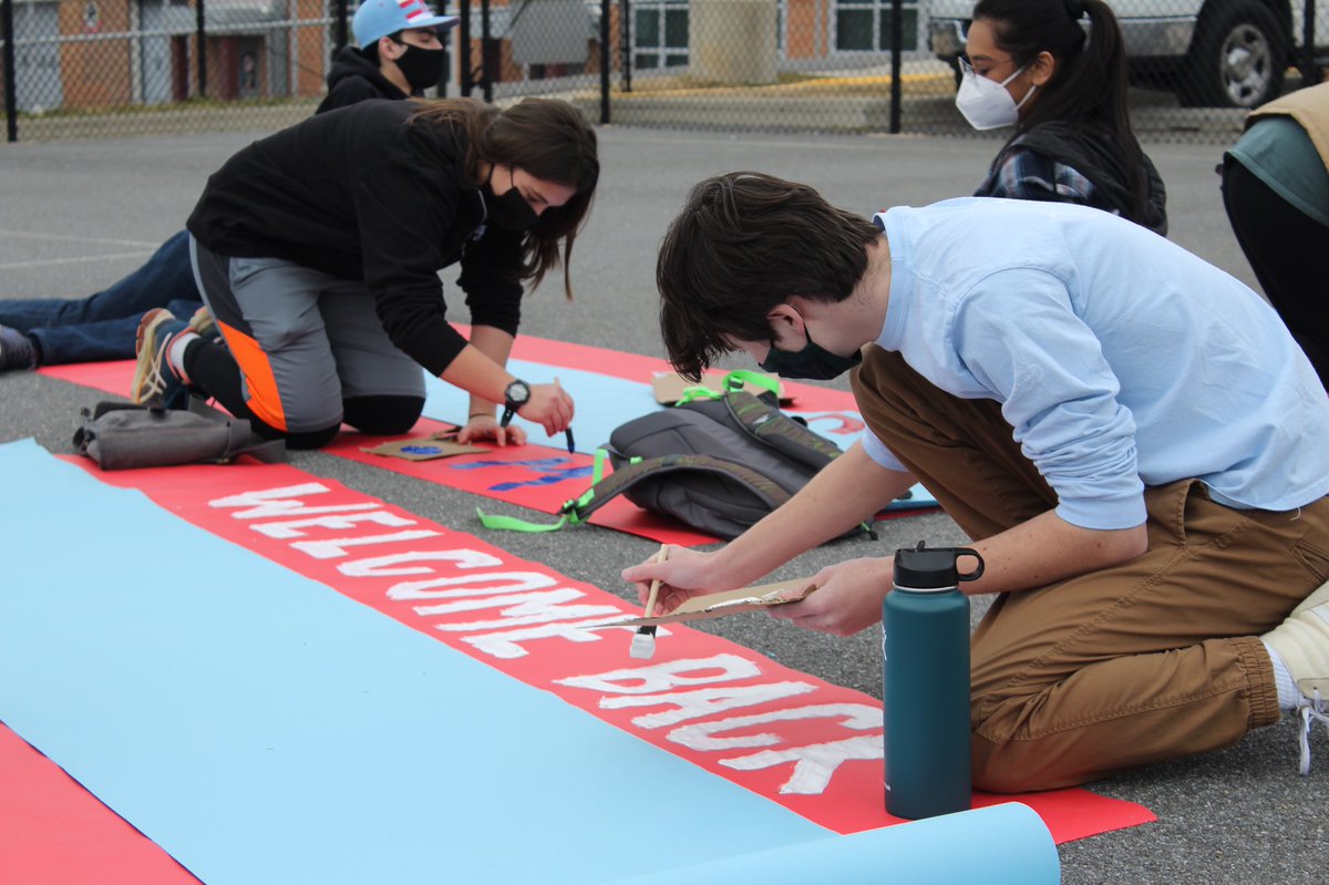 GCMSGA's tweet image. The SGA officers painted welcome back banners for freshmen and seniors who are returning to GCM this Tuesday.