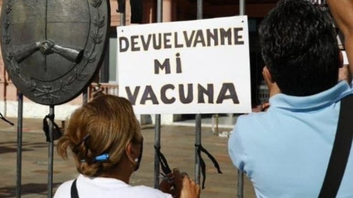 cande_dolores's tweet photo. Abro hilo de fotos de manifestaciones opositoras en pandemia con frases de Los Redondos:

"El mejor testigo se puede contradecir" https://t.co/NaUtSkaHbX