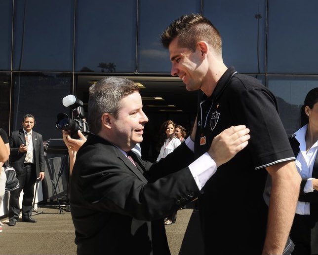 Todas as homenagens são poucas perto de tudo o que esse gigante fez pelo Galo. Obrigado por tudo @victor1. Você fez história! https://t.co/Ba40GPnz7m