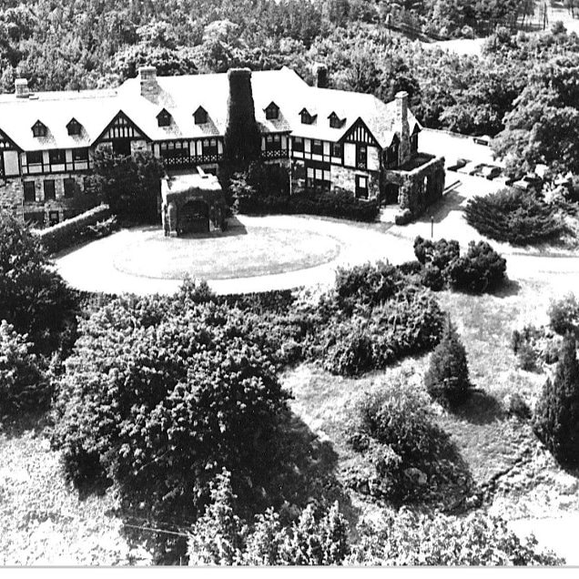 house_henderson's tweet image. One of Weston’s most historic homes is reopening soon 

The Henderson House, located at 99 Westcliff Road in Weston, had its origins in the late 1800’s. Visit thehendersonhouseweston.com to learn more 👇

#onlyinmassachusetts #hendersonhouse #weston #history #massachusetts #events