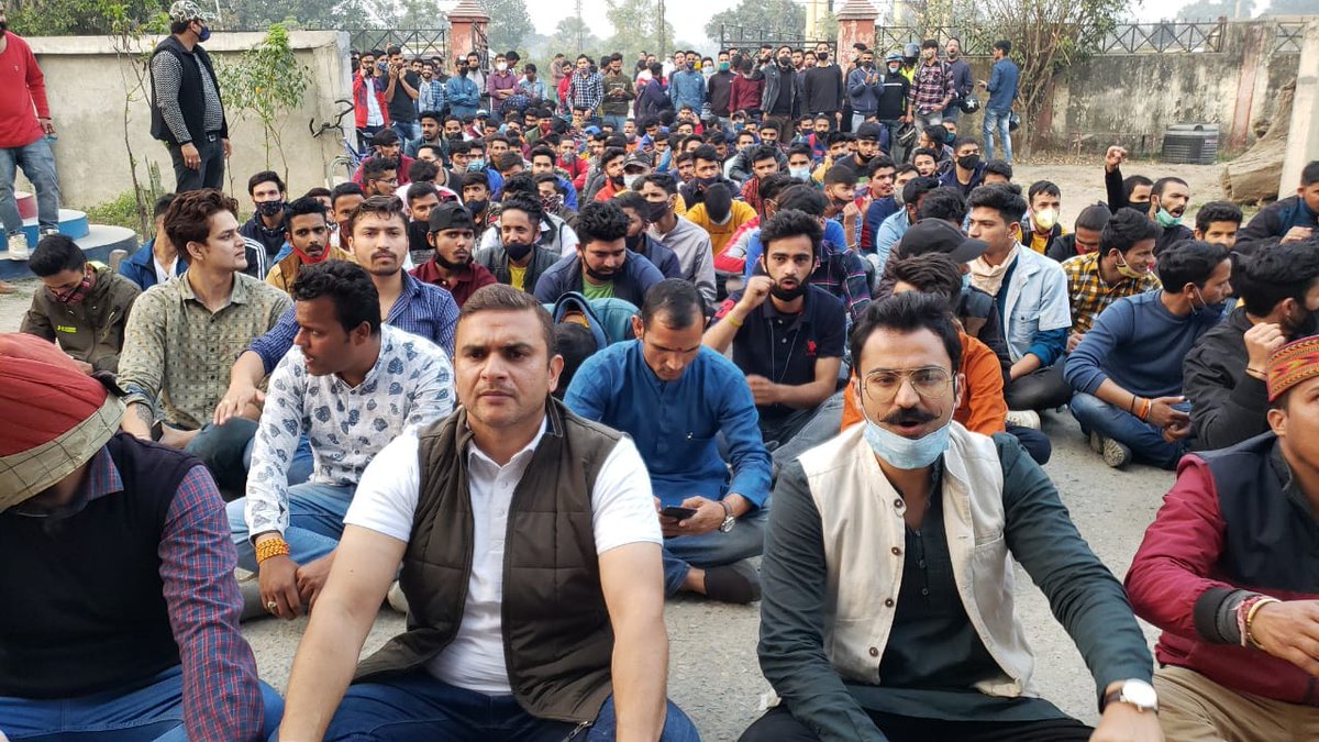 UttamBh26040043's tweet photo. हाथों में मशाल है दिल में सवाल है।
पीछे 6 साल हैं और आगे अब बवाल है।
वह जी क्या कमाल है वह जी क्या कमाल है।
#आर्शीवाद_बना_अभिशाप 
@ALIndiaOfficial @NTTFindia @vipin_sondhi @hindujagroup @tsrawatbjp @DrRPNishank @AAPUttarakhand @AmarUjalaNews @ravishndtv https://t.co/iK9QWKst9c