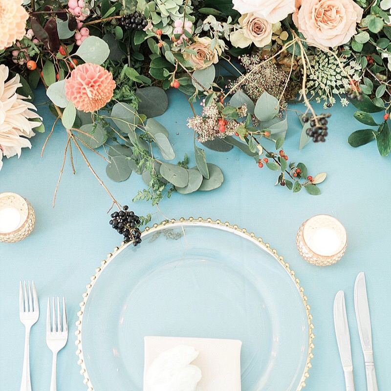 Lush floral garlands are becoming more and more common  as we are designing more intimate gatherings with long gathering tables for your close friends and family!! 
📷: @ashleylinkphotography
#indianapolisweddingplanner #indianapoliswedding #weddingreception #laurelhallwedding