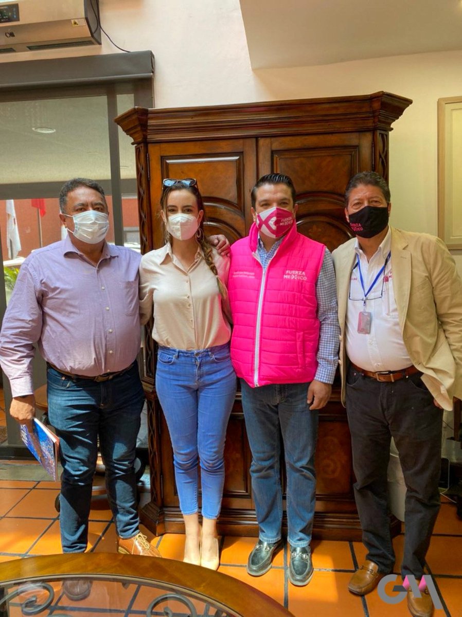 Los equipos tienen éxito cuando sus fuerzas se suman en objetivos comunes que superan su esfera individual y buscan el bienestar general, un gusto encontrarme con el presidente del Comité Ejecutivo Nacional y Estatal de #FuerzaXMexico, Gerardo Islas Maldonado y Mauricio Espinoza.